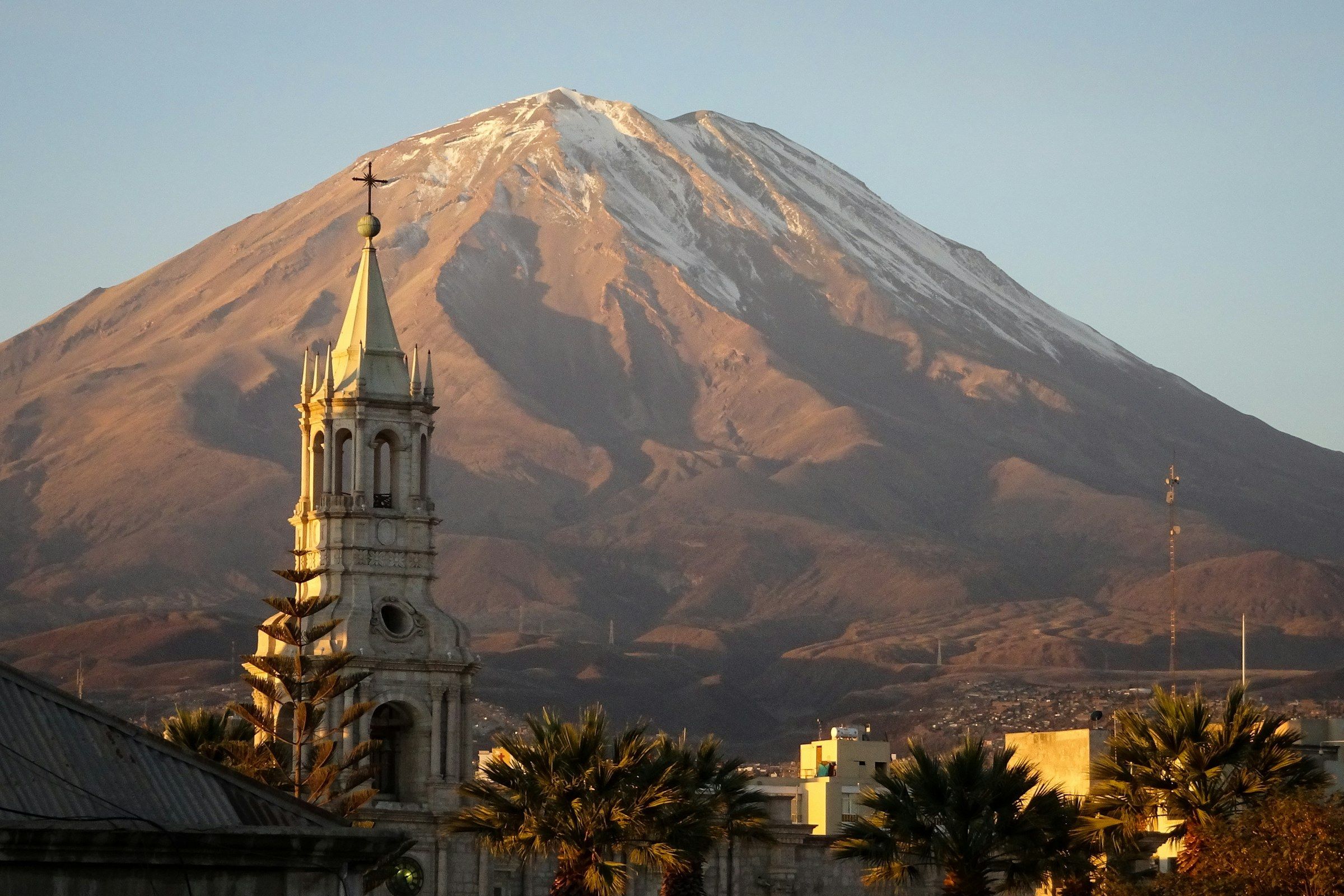 Torre de la catedral de Arequipa con el volcán Misti al fondo