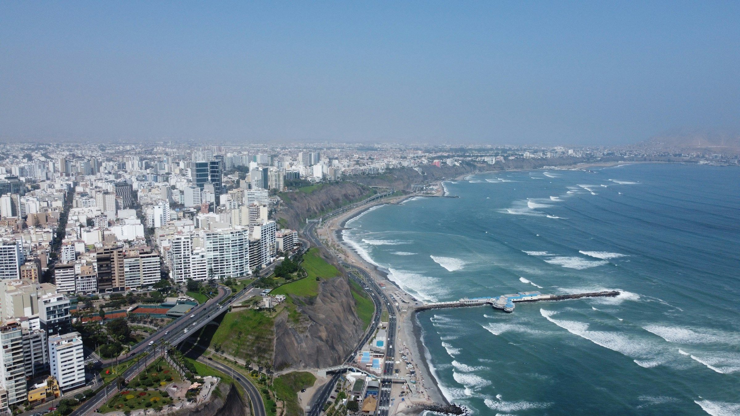 Costa Verde y Miraflores desde el aire, Lima